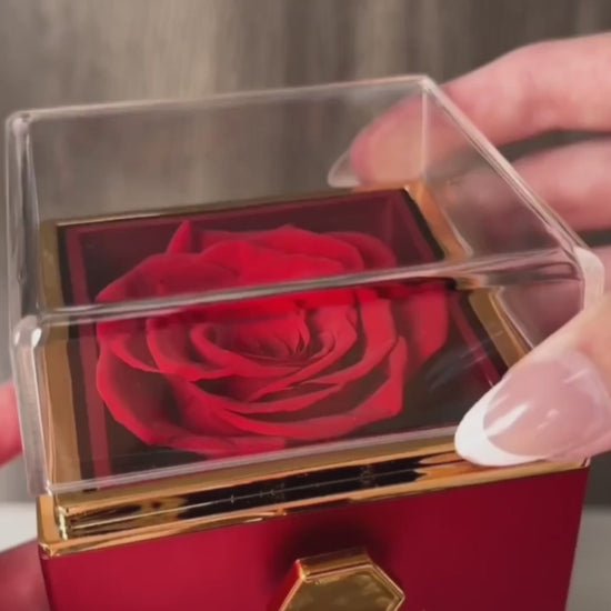 Unboxing the Lovelle Eternal Rose Box with Personalized Heart Necklace
